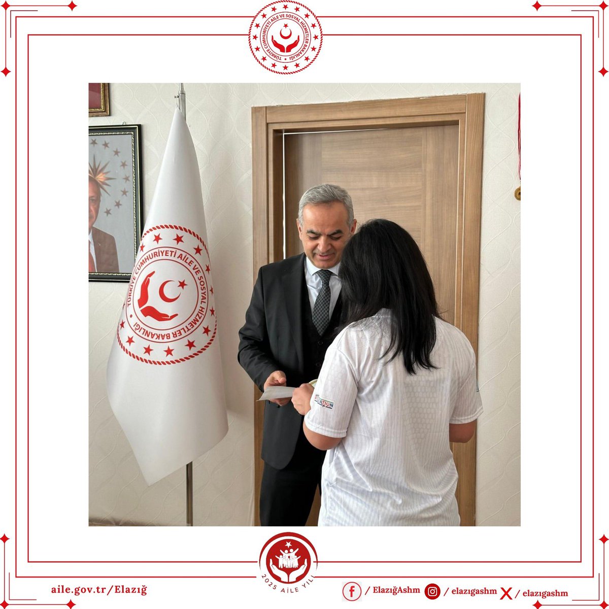 Karnelerini alan kıymetli çocuklarımız, İl Müdürümüz Ömer Faruk ERGÜN'ü ziyaret ettiler. Kıymetli çocuklarımızı tebrik eden İl Müdürümüz,  çocuklarımıza yarıyıl tatilinde dinlenmelerini, bol bol kitap okumalarını, hayal güçlerini zenginleştiricek aktiviteler yapmalarını önerdi.