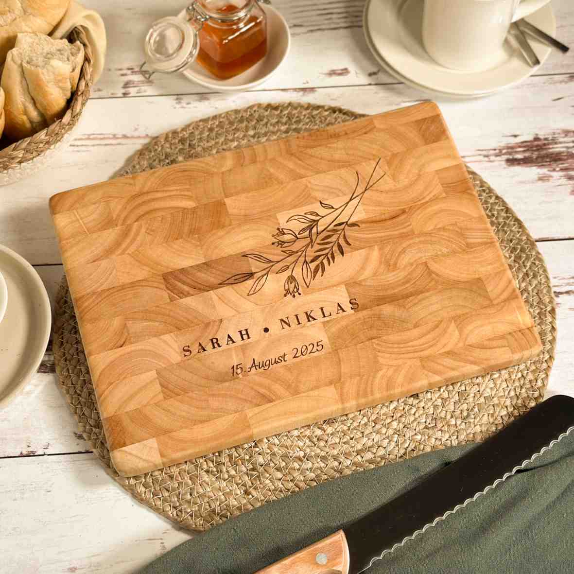 tradingoptions2's tweet photo. Neues Design für die Hochzeitssaison 2025🌟Eine schönes personalisiertes Schneidebrett im Design von Villa Schwein: 🌿✨ Entdecke handgefertigte Holzbretter, Becher und mehr, jedes Stück erzählt eine einzigartige Geschichte. 🛠️💖 

Bestelle unter:
https://t.co/jOKnEMxVtC https://t.co/kMcgQu4gUy
