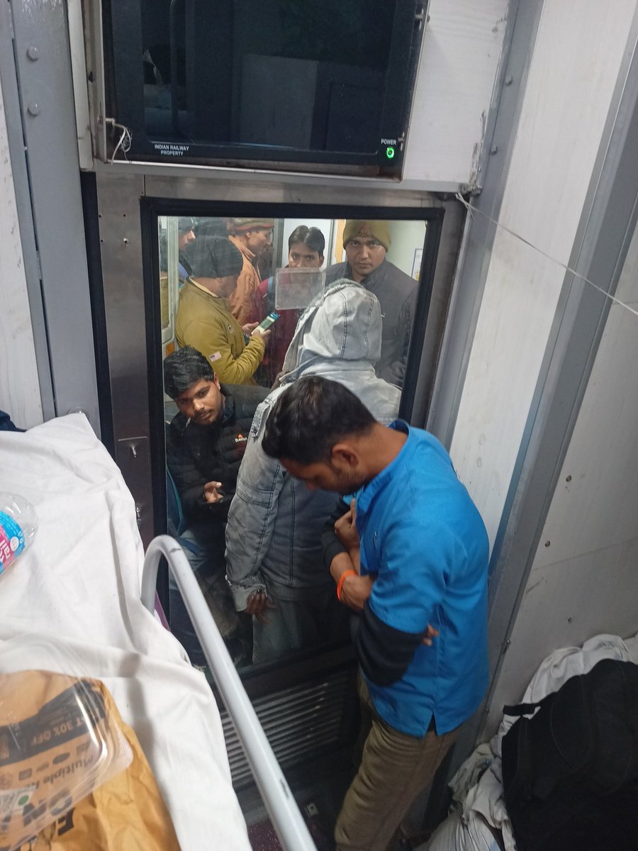 jamwalshah's tweet photo. @RailMinIndia @IRCTCofficial 

11057 CSMT-ASR between gwalior and Morena
Seat M5/80

Coach entrance gates blocked by unknown people that includes two policemen from @Uppolice 

The amusing part is that these policemen are without a ticket and claim to have saved a TTE from attack https://t.co/Jeq0JJ8Ev3