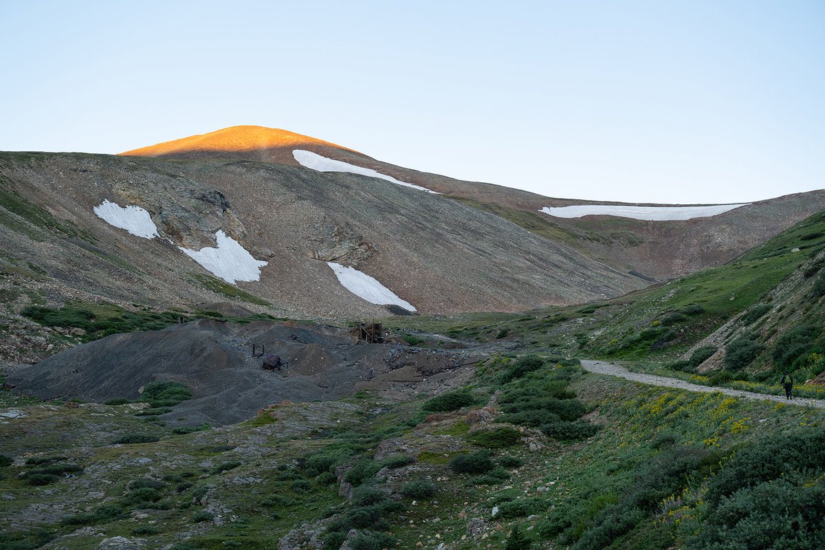 AnnaDandAdam's tweet photo. Beautiful alpenglow as we get going on the trail to Mt Sherman. 

Click the link to watch⁠ our newest video: https://t.co/u7dFHyow3j
.
#colorado #coloradolive #mountains #getoutside #naturelovers #NikonUsa #nikonphotography #Views #hiking https://t.co/jxaTq4o1GU