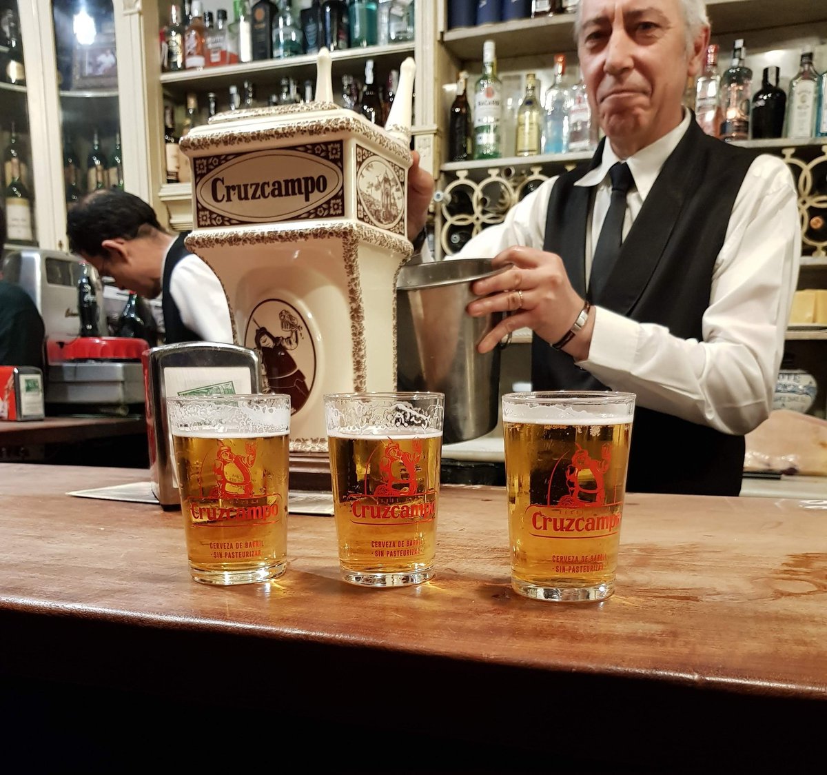 AlvaroNua's tweet photo. Y dijo Herodes ;  Cuando los Sevillanos íbamos a tomarnos cervecitas a nuestro bar de cabecera, ahora le han puesto el culo al guri y la espalda al Miarma. https://t.co/4ejJ7SGk7x