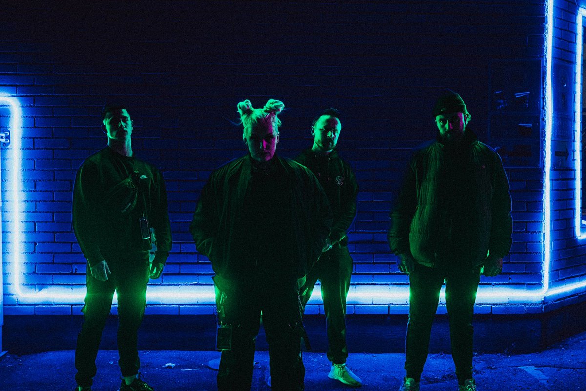 VEXED_BAND's tweet image. The Superbloom Tour Starts Tonight. 
Nürnberg @ Z-Bau. 

Set Times:
7:00pm - 7:30pm @AVOIDKICKSASS 
7:45pm - 8:15pm @vexedworldwide 
8:30pm - 9:10pm @LMTF 
9:25pm - 10:30pm @SLNTPLNT 

📷 Joe Guppy