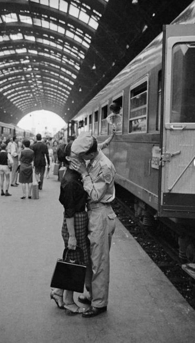 Cesare Pavese 

~ Quando ci lasciavamo
     non ci pareva di separarci
     ma di andare
     ad attenderci altrove

La bella estate 📘📖
1949

.

©️Bruno Barbey
Magnum Photos
Milano
Stazione Centrale
1964