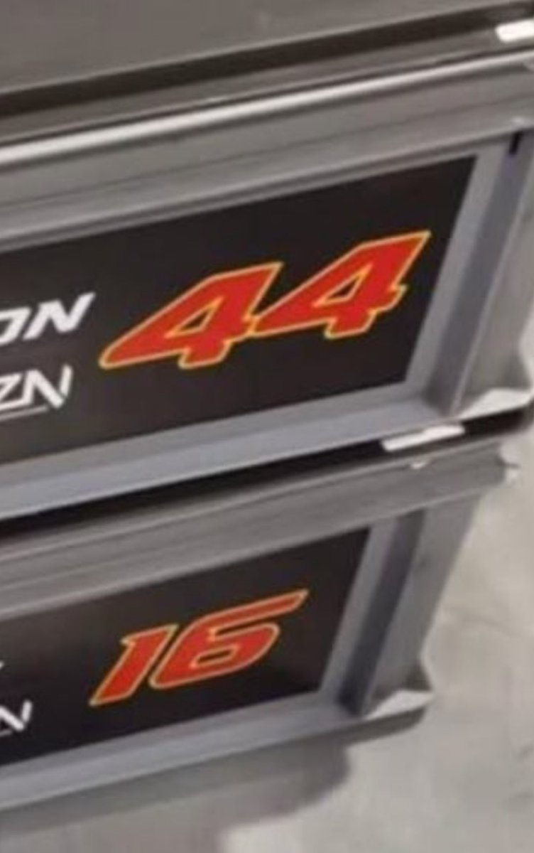 THE FONT THE NUMBERS THE COLOURS IM OBSESSED ❤️💛