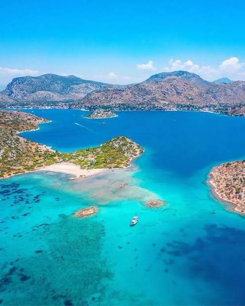 Arkadaşlar burası marmaris bozburun, dünyada kendi kendini temizleyebilen iki iç denizden birisi, buraya marina yapılmak üzere 13 günlük bir şirkete ihalede verilmiş, sizden ricam bunu paylaşmanız