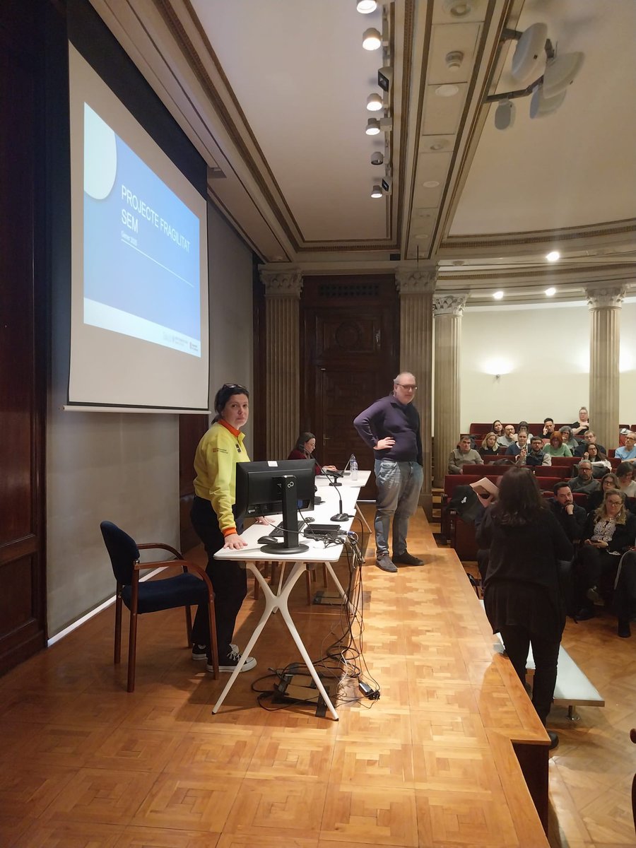 semgencat's tweet photo. 📸: La Yolanda Rodríguez ha exposat avui el funcionament de la taula de fragilitat a l’equip directiu del #GAPiC, la Gerència d’Atenció Primària i a la Comunitat Barcelonès de l’Institut Català de la Salut @icscat.
@salutcat https://t.co/Bpnsswn7fh