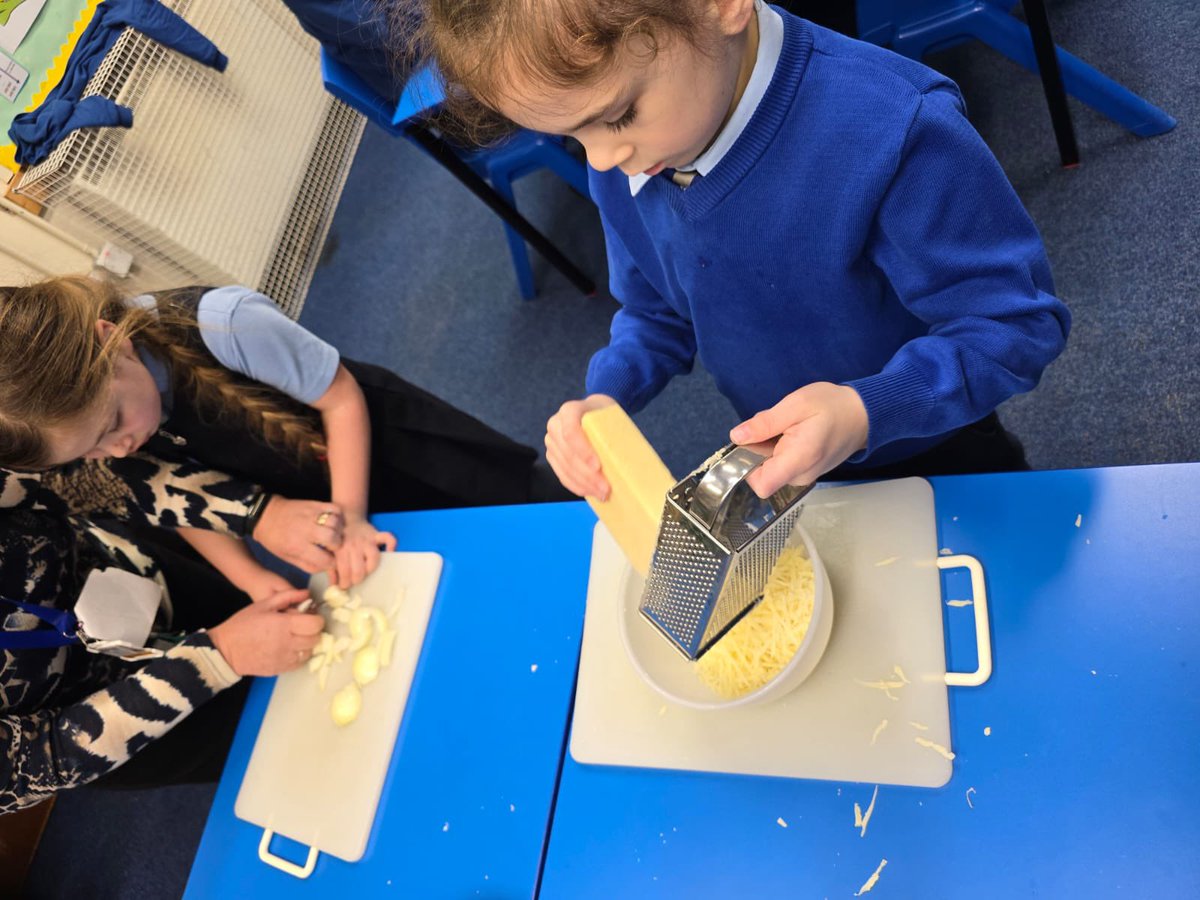 MrsSavva's tweet photo. Mrs S and Miss K led one of our Fun Friday groups this week- Safe Food Prep.
This week the made pizzas using lots of new skills. #fun31 https://t.co/vhOY2zpUKR
