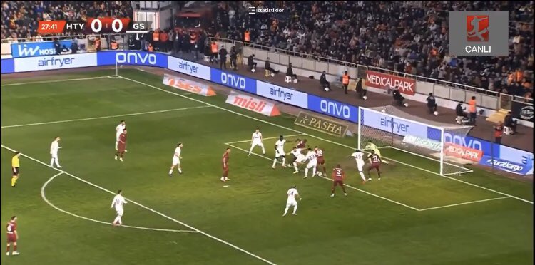 DerinGSMeclisi's tweet photo. Sakın bunu es geçmeyin! Hatayspor Galatasaray maçında Hatay’ın attığı golü Fenerbahçe’ye atsalardı, ofsayt diye gol iptal edilirdi! Osimhen’in topa hareket edişi engelleniyor! Daha önce benzer pozisyonda fenerin rakibinin attığı gol pasif vb. denilerek iptal edildi. https://t.co/sBrsNmPPvc