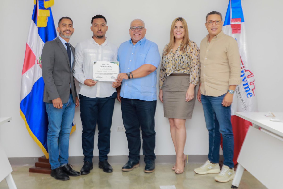 Fabriciogm13's tweet photo. Reconociendo a mentores, colaboradores y emprendedores,  dando los primeros pasos para el abordaje del Emprende Lab 2025. En @Promipyme_RD somos calle y academia. ⁦@MIC_RD⁩ https://t.co/hTmaCz6lph