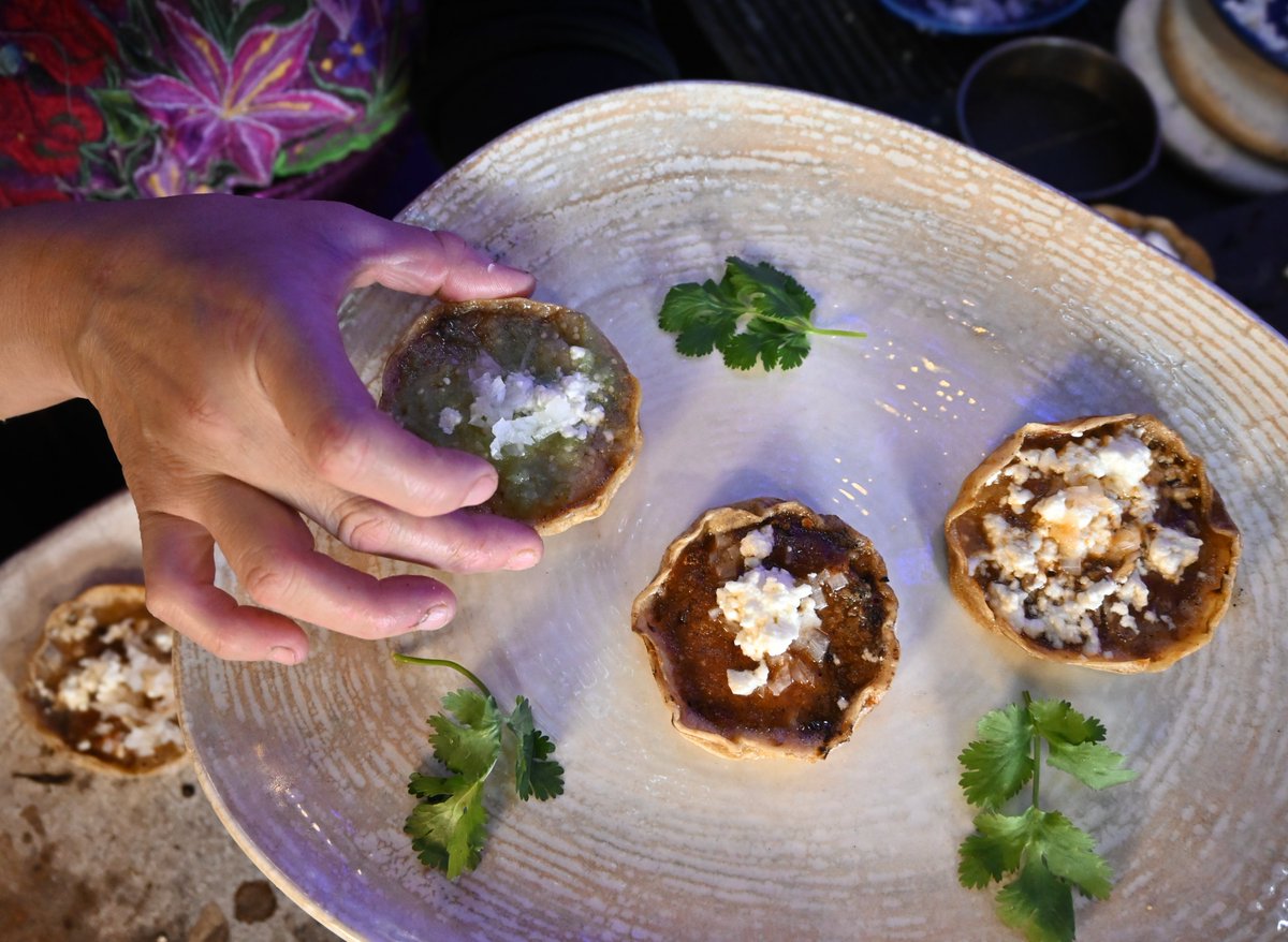 Gorditas xalapeñas

Con salsa verde, roja o frijoles, recuerdos de Xalapa.

Ven a probarlas a Azul condesa y Azul Histórico.