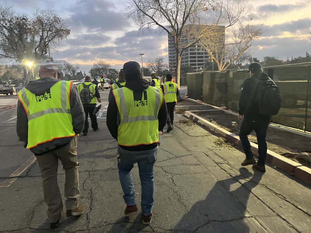 socalgas's tweet photo. We sincerely thank our fellow gas utilities @nwnatural, @PGE4Me, and @SDGE for providing mutual assistance to benefit our customers. Your support and collaboration exemplify how coming together supports the well-being of communities as we work to recover and rebuild. https://t.co/oowQgsKLfu