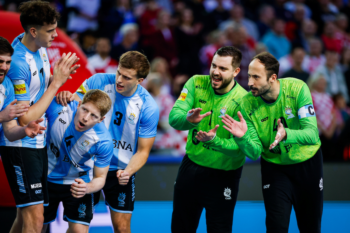 #Handball | #LosGladiadores cayeron ante #Croacia y el domingo deberán imponerse sobre #Baréin para lograr pasar a la #MainRound del #Mundial.
.
#SelecciónArgentina #GanarOGanar #DeportesEnQuilmes
.
Leé más en: deportesenquilmes.com.ar/spip.php?artic…