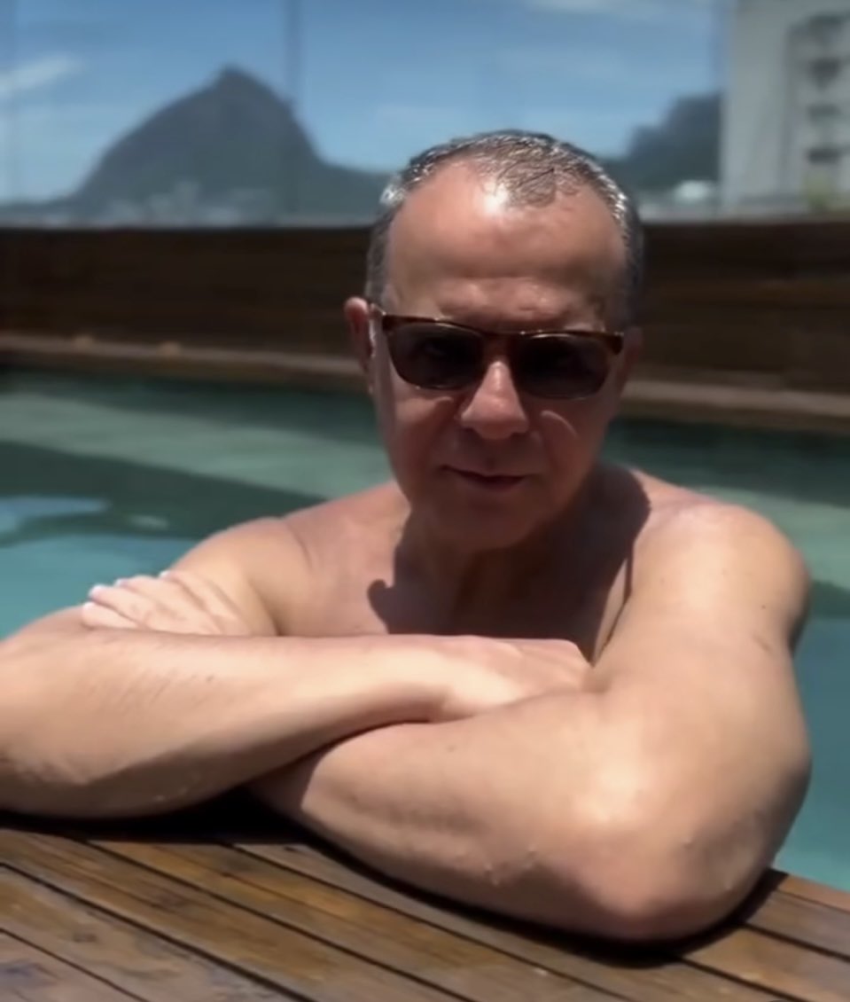 gersongomes's tweet image. A INDIFERENÇA NORMALIZA O INACEITÁVEL!
Um destacado General de 4 ⭐️, que serviu a nação como interventor na segurança pública do RJ, é submetido aos abusos de Alexandre, enquanto o corrupto responsável pelo caos à época, condenado a + de 400 anos, segue debochando da população.