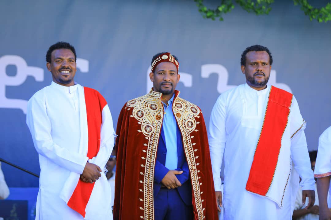 Natnael Mekonnen (@natnaelmekonne7) on Twitter photo የ2013ቱን ሀገራዊ ምርጫ ተከትሎ አሸናፊ የሆነው የብልፅግና ፓርቲ የመንግስት ምስረታው ላይ ከተፎካካሪዎች ጋር አብሮ ለመስራት በወሰነው መሰረት አብንን ወክለው ከተሾሙት አመራሮች መካከል አንዱ የነበሩት አቶ ጣሂር ሙሃመድ ከቀድሞው ተቋማቸው የ2013ቱን ሀገራዊ ምርጫ ተከትሎ አሸናፊ የሆነው የብልፅግና ፓርቲ የመንግስት ምስረታው ላይ ከተፎካካሪዎች ጋር አብሮ ለመስራት በወሰነው መሰረት አብንን ወክለው ከተሾሙት አመራሮች መካከል አንዱ የነበሩት አቶ ጣሂር ሙሃመድ ከቀድሞው ተቋማቸው