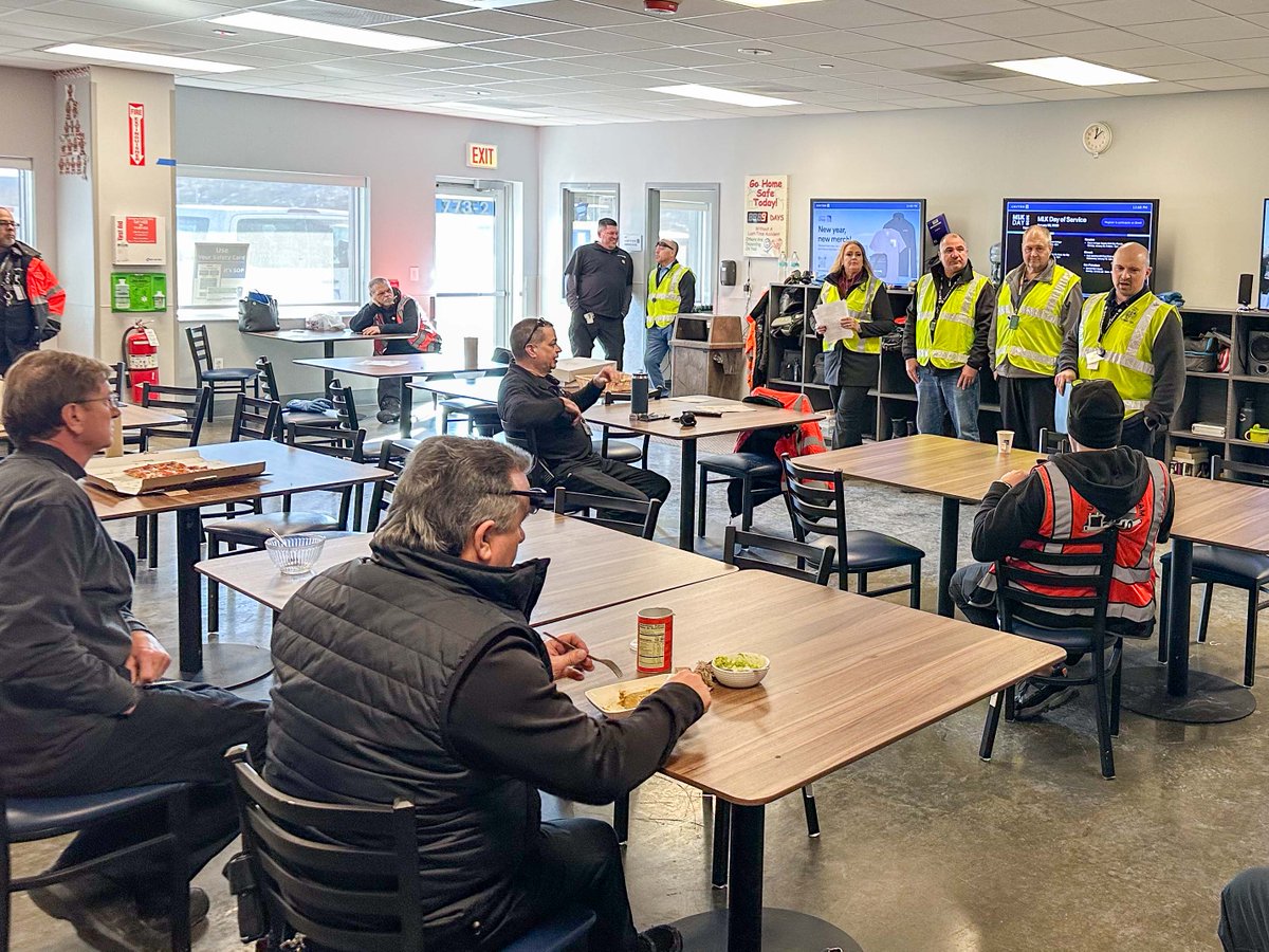 IAMDistrict141's tweet photo. Union in action at ORD! 
 District 141 AGC Erik Stenberg, EAP Kris Treder, and the ORD Ramp Grievance Committee met with members today to share contract updates and address their questions and concerns. #GOIAM #IAMSOLIDARITY https://t.co/VPDKqHSo4p