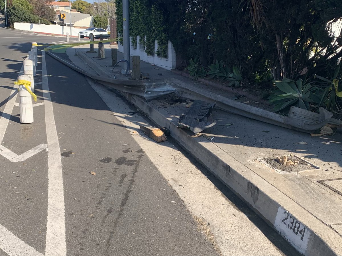 akrubic's tweet photo. somehow the bollards were safe https://t.co/pKzTzc6j2S
