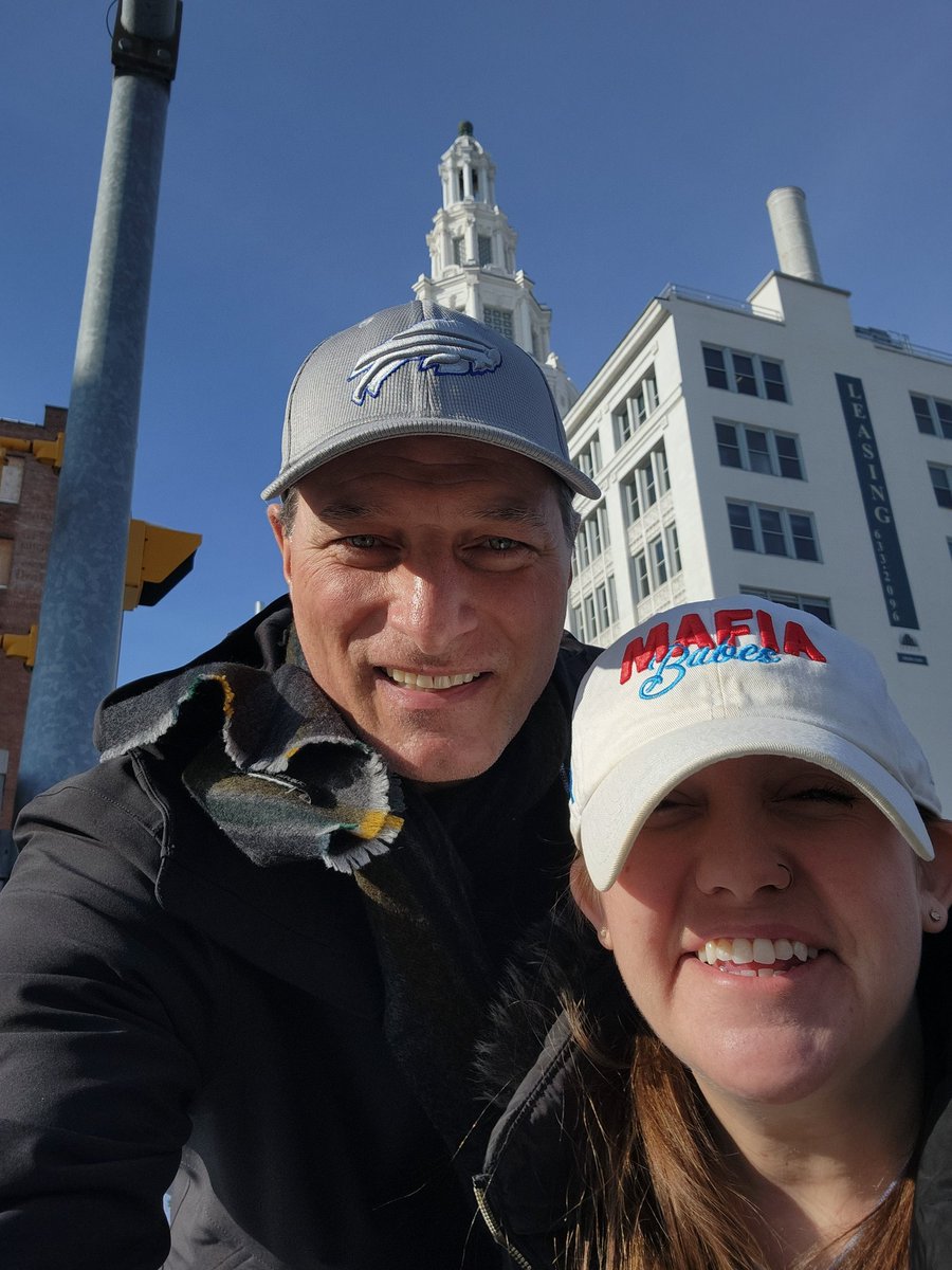 Amazing 1st day in BFLO! <a href="/BarBillTavern/">Bar-Bill</a> killed, the big guy gets his wings, and got to hang with my friend <a href="/Kimmick86/">Kristen Kimmick</a> . And an epic sunset to boot !
#GoBills #Billsmafia