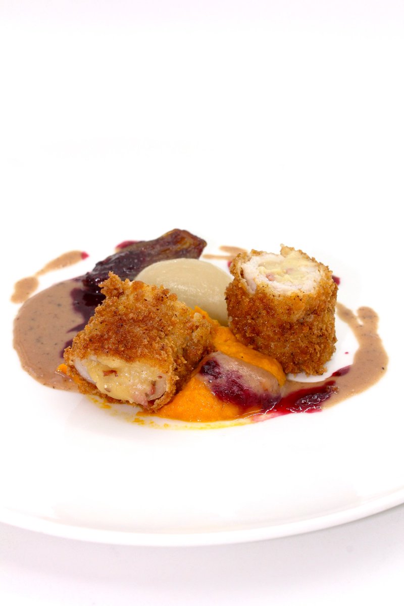 juanaan_'s tweet photo. «En Córdoba no nos dejan entrar»: Flamenquín relleno de salsa mormay de queso azul y cheddar y jamón, crema de zanahoria y jengibre, esfera de cebolla, salsa perigourdine de trufa y foie, estofado de frutos rojos y chalota risolada. https://t.co/H2T96K1UBY
