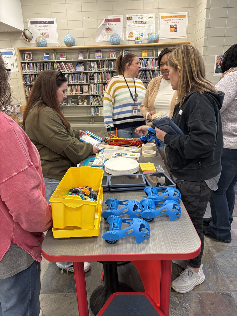 JenniferR2ATiM's tweet photo. What a fun day sharing how to integrate CS using books and bots 🤗 These librarians created ‘Balloons’ that represented their favorite book for the Balloons Over Broadway parade. Then, they coded through the parade using Sphero Bolt and its chariot. @uab_atim @ATIMPD02 https://t.co/FPmjCzyIYb