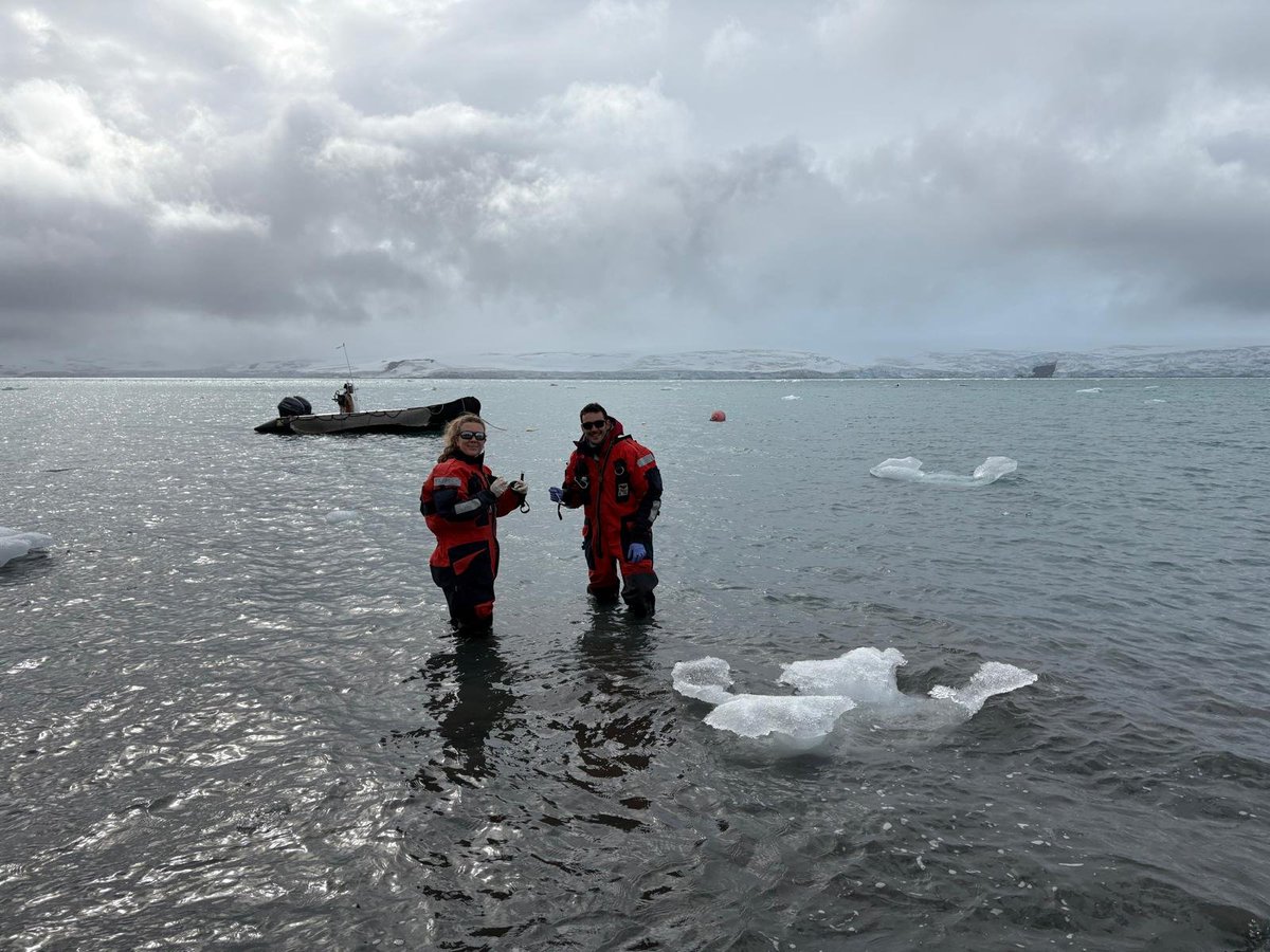 Silvia Pinardo y Alfonso García, investigadores de la EiFAB muestrean sedimentos en la Antártida para el proyecto BYEPOL en el que se estudian los efectos del calentamiento sobre la movilización de contaminantes de legado #Antartida #Science #EnvironmentalScience <a href="/spbarco_/">Silvia</a>