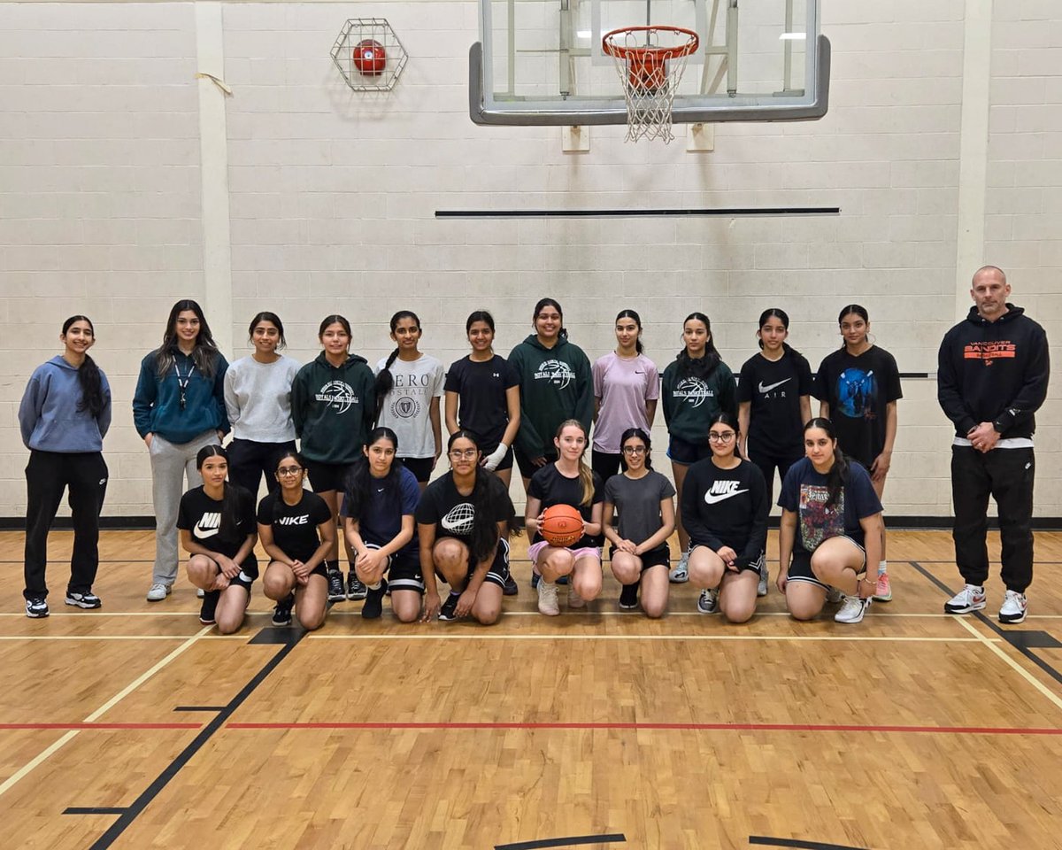 vancitybandits's tweet photo. Earlier this week, we brought the @banditsFDN School Tour to Queen Elizabeth Secondary in Surrey. Thanks to the volunteer coaches and student-athletes for hosting head coach @juliushoops at practice! 💪

Bandits School Tour powered by @prestongm @ucanwest @bmgroupintl https://t.co/wp1URjtTOK