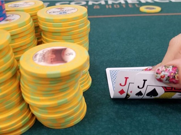 CardsChat tweet media