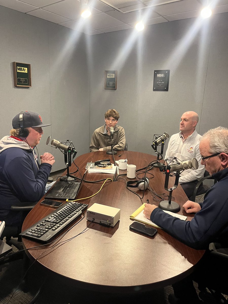 DeSmetSoccer's tweet image. Head coach Josh Klein and De Smet captain and All-American Landon Weber ‘25 join Mark Moser and Brendan Wiese @550Soccer to talk all things high school soccer. Catch it tonight at 7PM on 550AM KTRS @DeSmetJesuitHS #allin