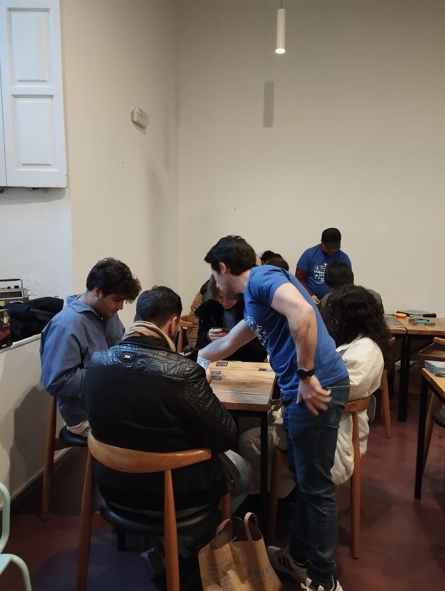 CICUS_'s tweet image. 🚀 También se ha llevado a cabo el taller de creación de videojuegos con #Scratch. Además, los asistentes han podido disfrutar de las máquinas recreativas instaladas en nuestro patio y ha habido un espacio dedicado a los juegos de mesa... Y todavía queda mucho más 😊