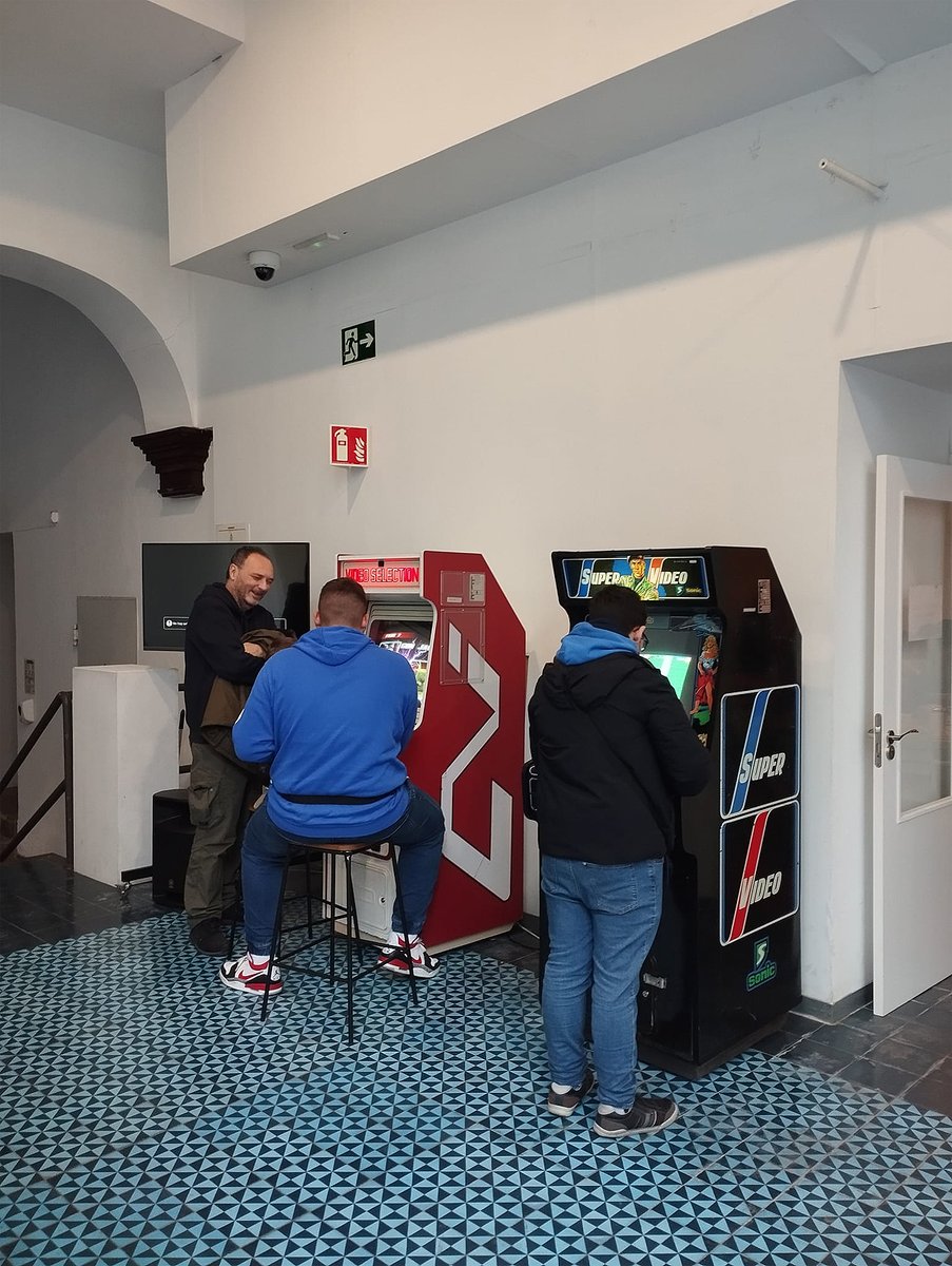 CICUS_'s tweet image. 🚀 También se ha llevado a cabo el taller de creación de videojuegos con #Scratch. Además, los asistentes han podido disfrutar de las máquinas recreativas instaladas en nuestro patio y ha habido un espacio dedicado a los juegos de mesa... Y todavía queda mucho más 😊