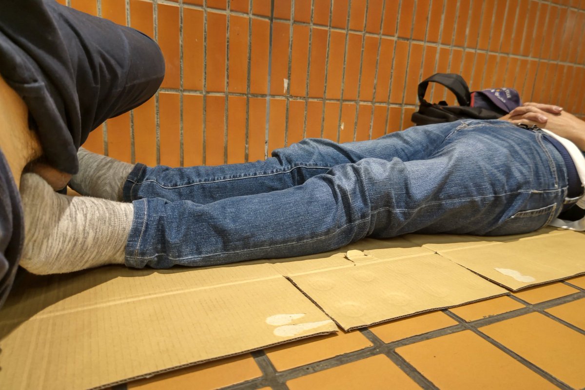 lo7Q6fht3V20249's tweet photo. 投げ出した男子靴下足に踏まれ超快感 https://t.co/TLxulaIBFS