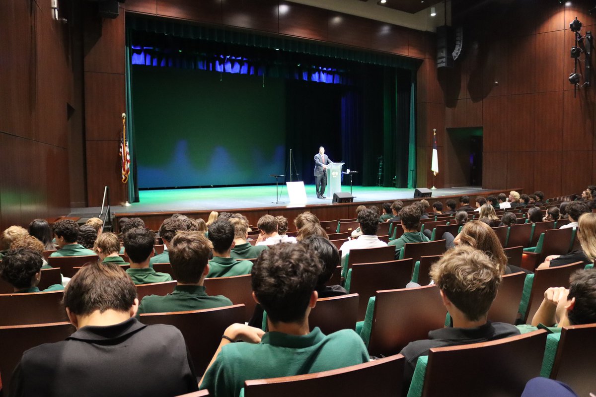 A big thank you to Javy Lopez ‘98 for joining high school students for another inspiring Dub Talk: Alumni Edition. Javy shared a powerful testimony of faith, trust in God, and the unparalleled peace that can only come from Him. It was truly wonderful to have him back on campus.