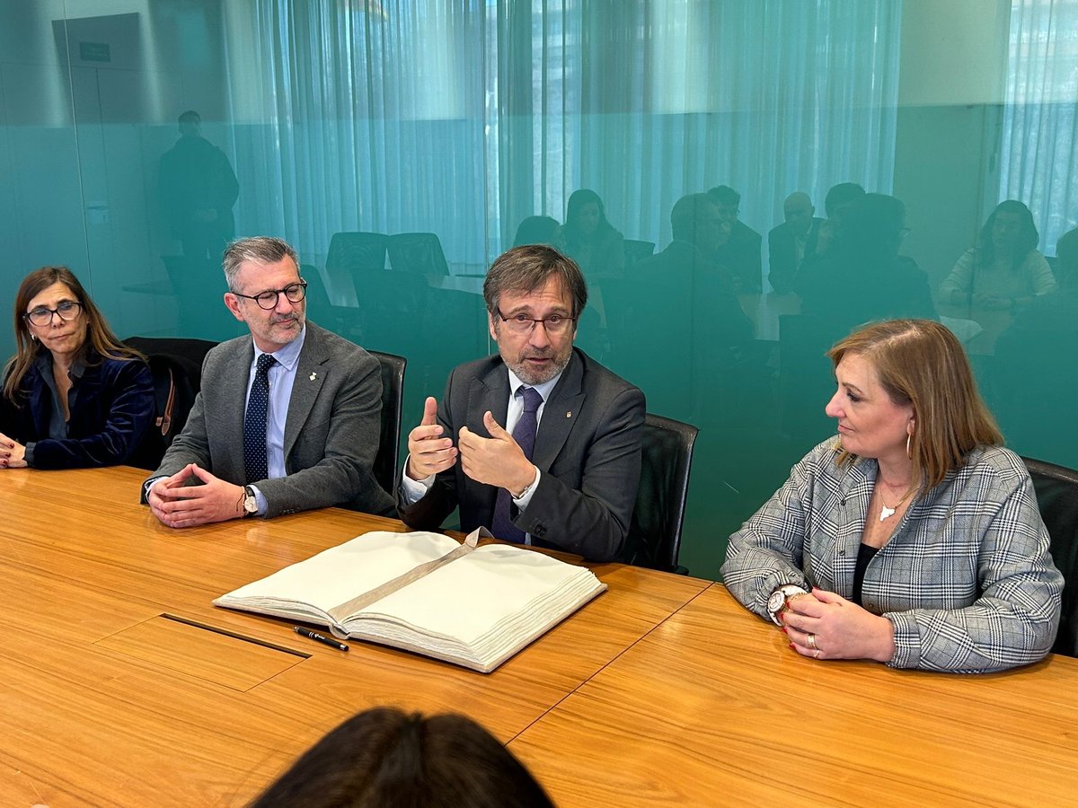 VilaFx's tweet photo. Aquesta tarda hem visitat l’@ajsantcugat, hem parlat de la situació de la llengua i de possibles actuacions comunes amb el batlle @josepmvalles, @jordiPuignero, @Nuriolfarma, @EstherMadrona, @ElenaVilaGomez i @ramongut. https://t.co/NgyABBOzu8