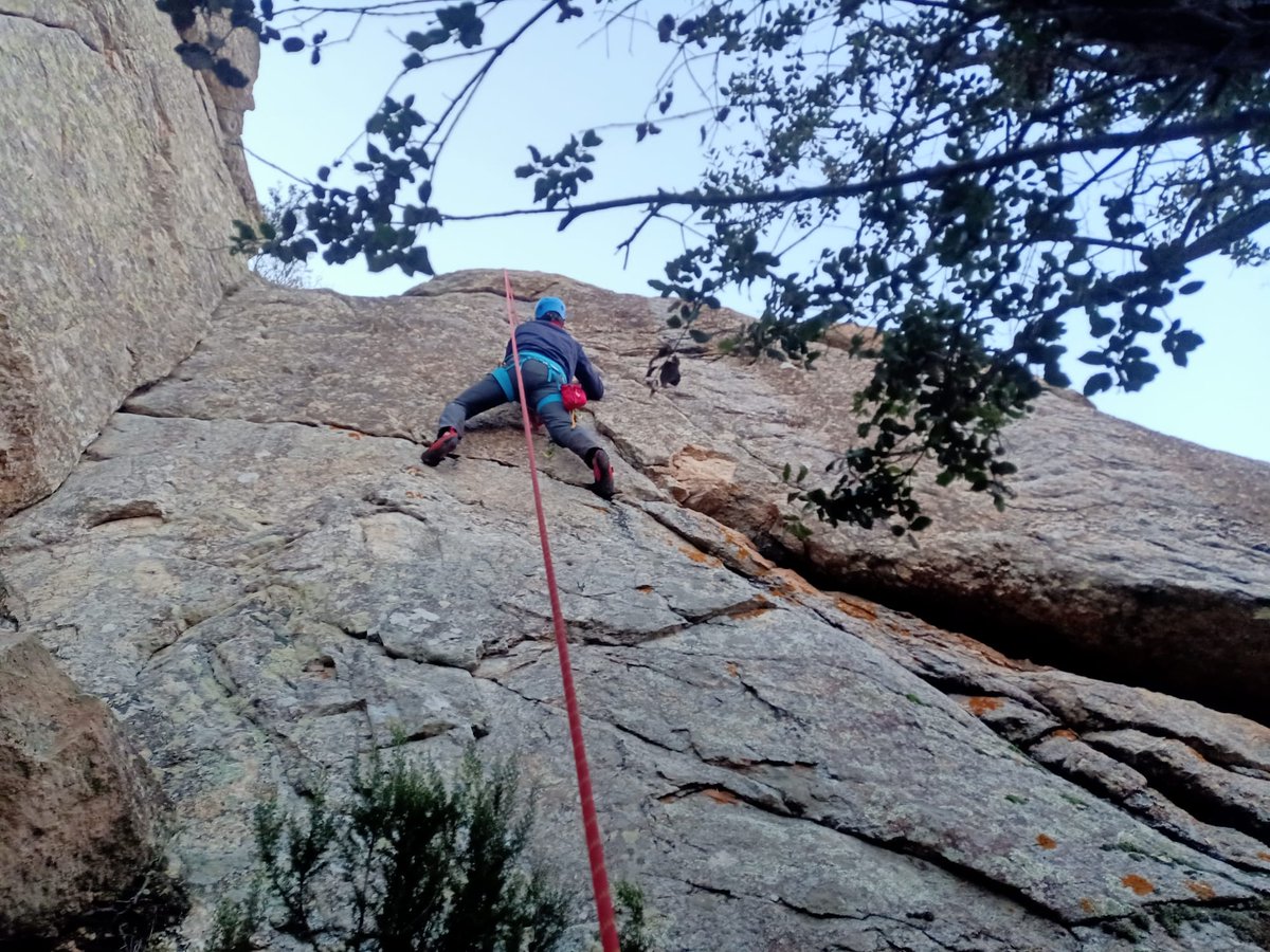 msoengs's tweet photo. Entrenament al #sector_quatre a #Cellecs, on hem fet tres vies. Les condicions meteorològiques han dificultat l'escalada: el vent i el fred ens han acompanyat en tot moment. @ACEMataro @acet_trad @Kikialdo4 https://t.co/OBLyESs7Lp