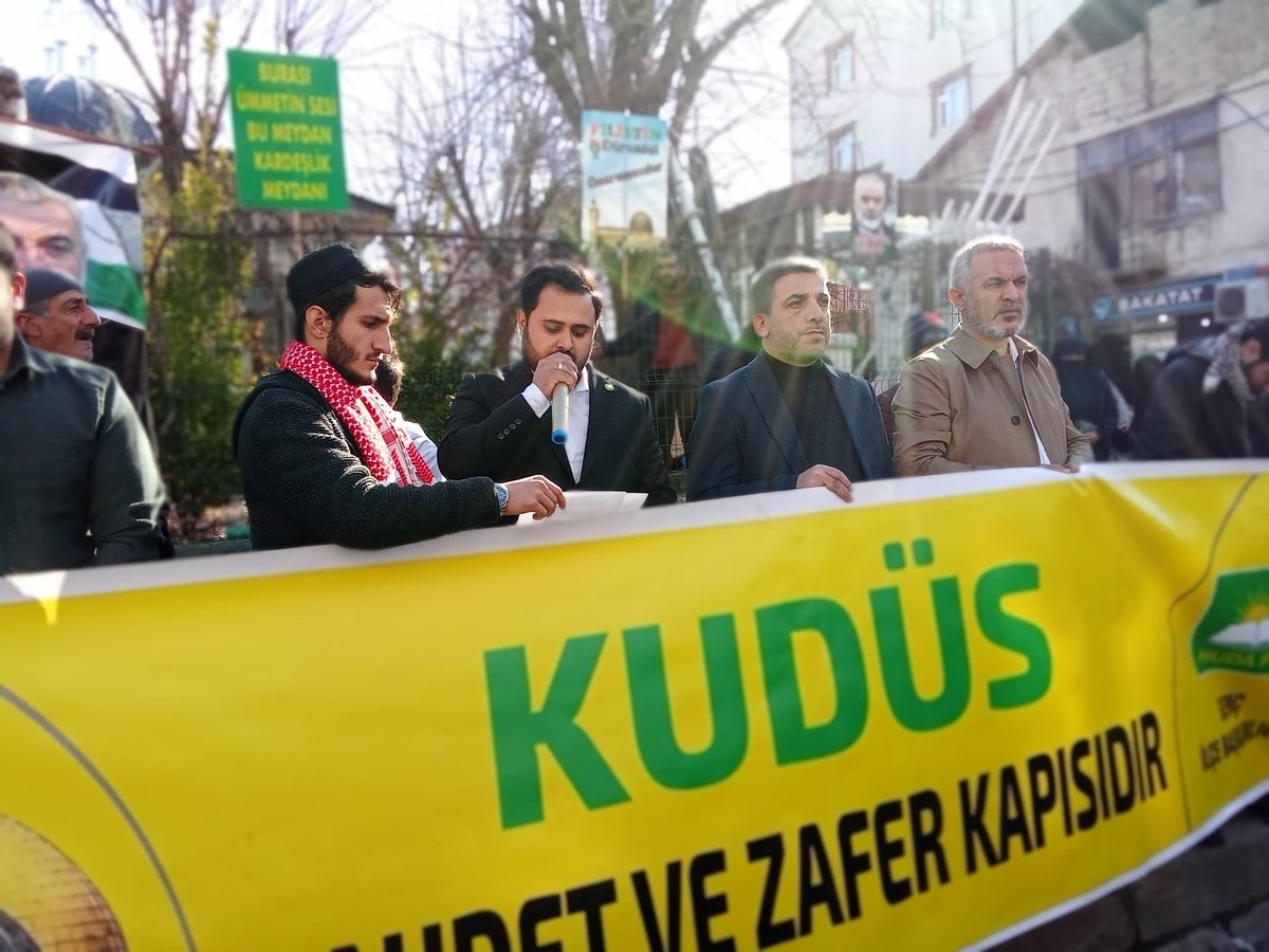 HudaParGenc's tweet photo. "HÜDA PAR Genç İlçe Başkanlığı olarak Filistin'de yaşanan soykırıma dikkat çekmek adına basın açıklaması düzenledik. Halkımızın yoğun katılımı ve dualarla sona eren programda,  halkımız bir kez daha mazlumların yanında olduğunu gösterdi. Filistinli kardeşlerimizin yanındayız. https://t.co/J20Z5hGT2y