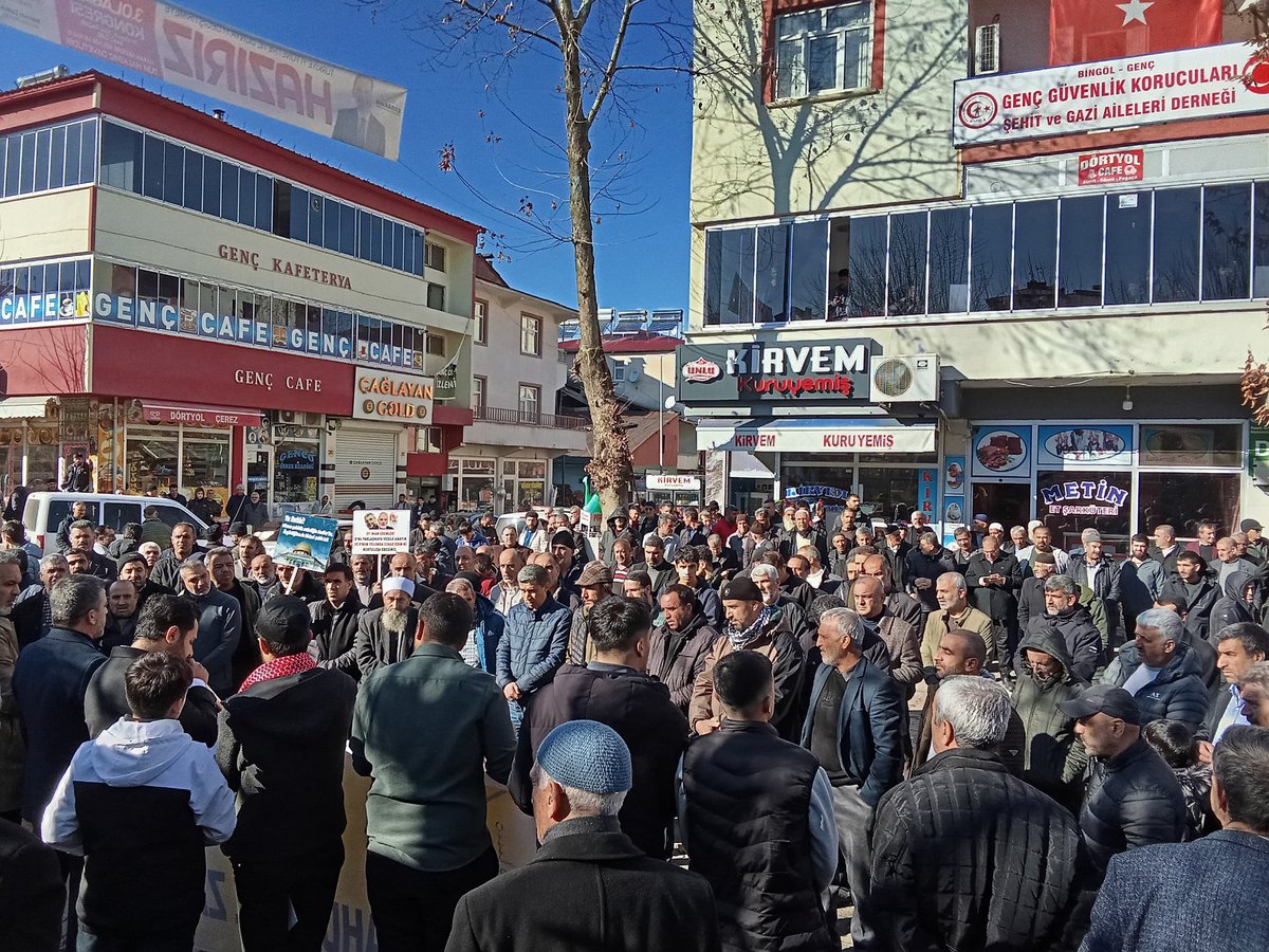 HudaParGenc's tweet photo. "HÜDA PAR Genç İlçe Başkanlığı olarak Filistin'de yaşanan soykırıma dikkat çekmek adına basın açıklaması düzenledik. Halkımızın yoğun katılımı ve dualarla sona eren programda,  halkımız bir kez daha mazlumların yanında olduğunu gösterdi. Filistinli kardeşlerimizin yanındayız. https://t.co/J20Z5hGT2y