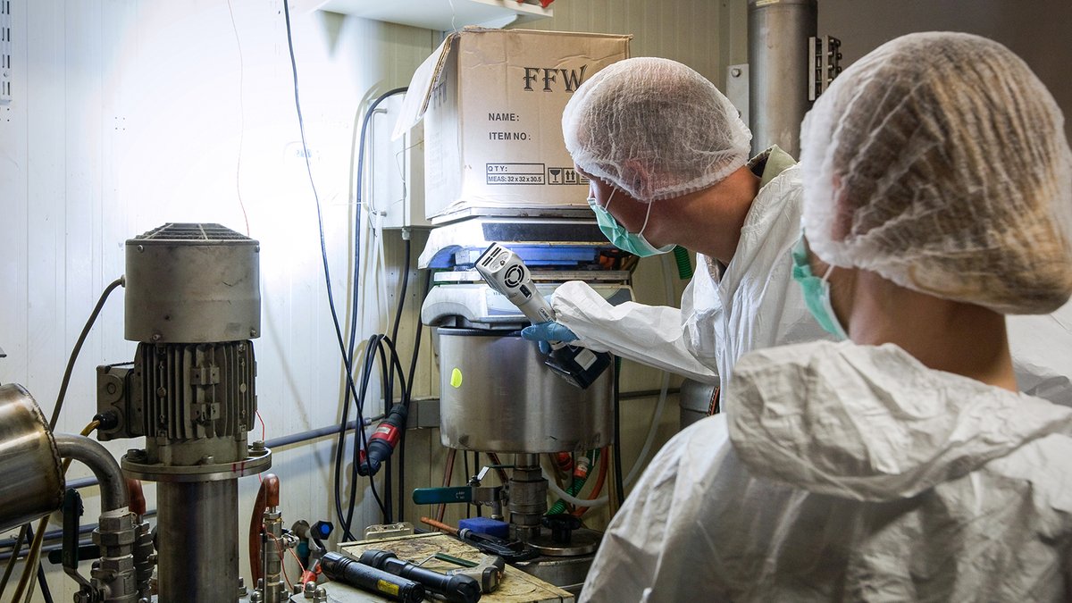 POL_Limburg's tweet image. In een garage bij een woning in #Heerlen heeft de politie vanmorgen een productielocatie voor harddrugs aangetroffen. (Foto is een archieffoto.)politie.nl/nieuws/2025/ja…