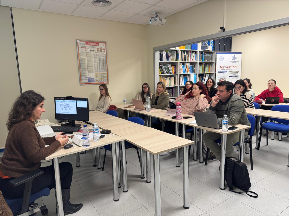 COLQUIMUR's tweet image. Volvemos al VI Máster en Ciencia e Industria Cosmética, con Mª Ángeles López, Licenciada en Química y Directora Global de Proyectos de @iberchem  nos habla de Perfumes 🌼

@cofmurcia #cofrm #colquimur #colquimurformación #vimastercic