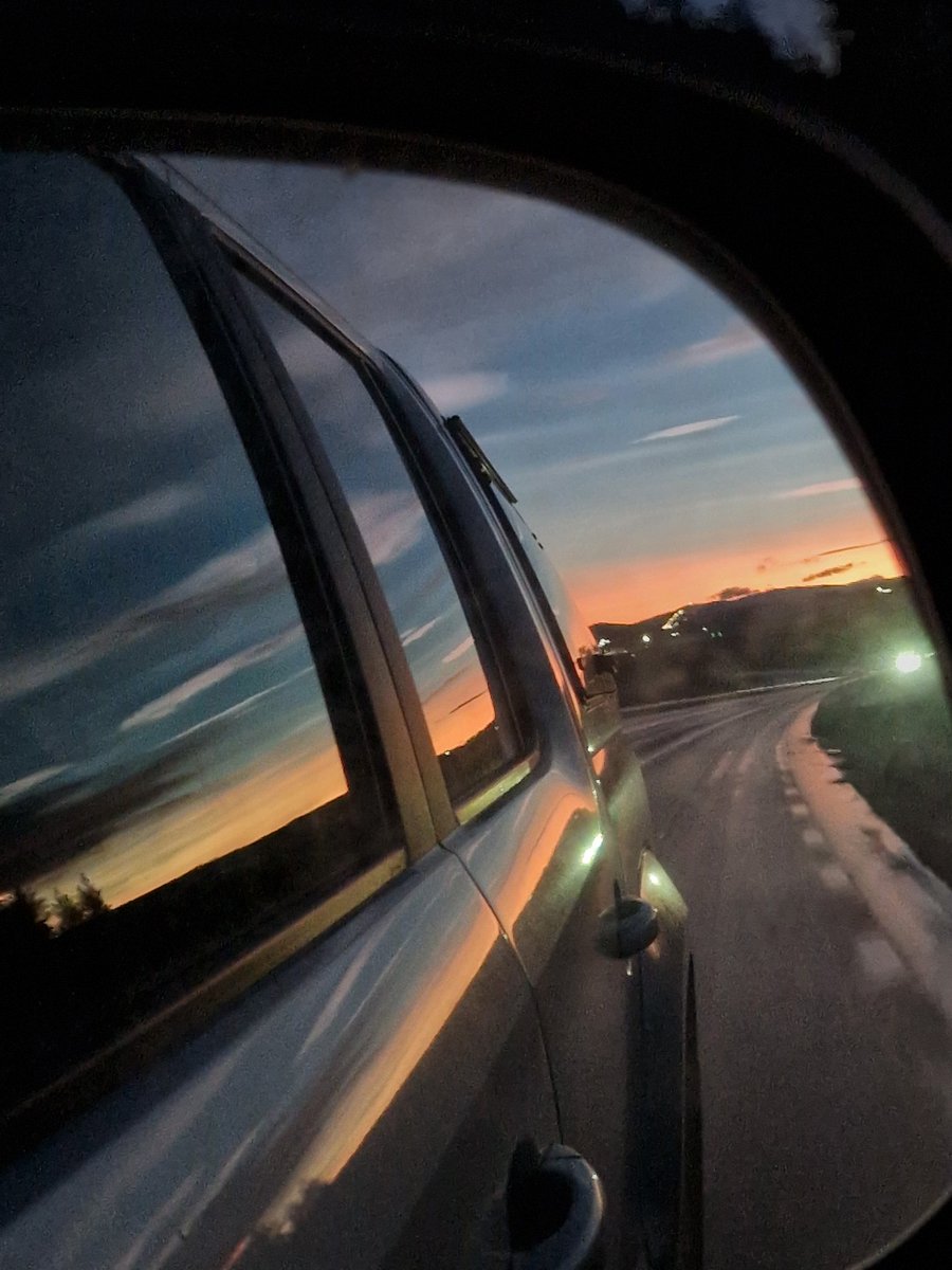 Klockan 15.35 och ljuset fanns där fortfarande! 🙏🤩 Om än bara i backspegeln.