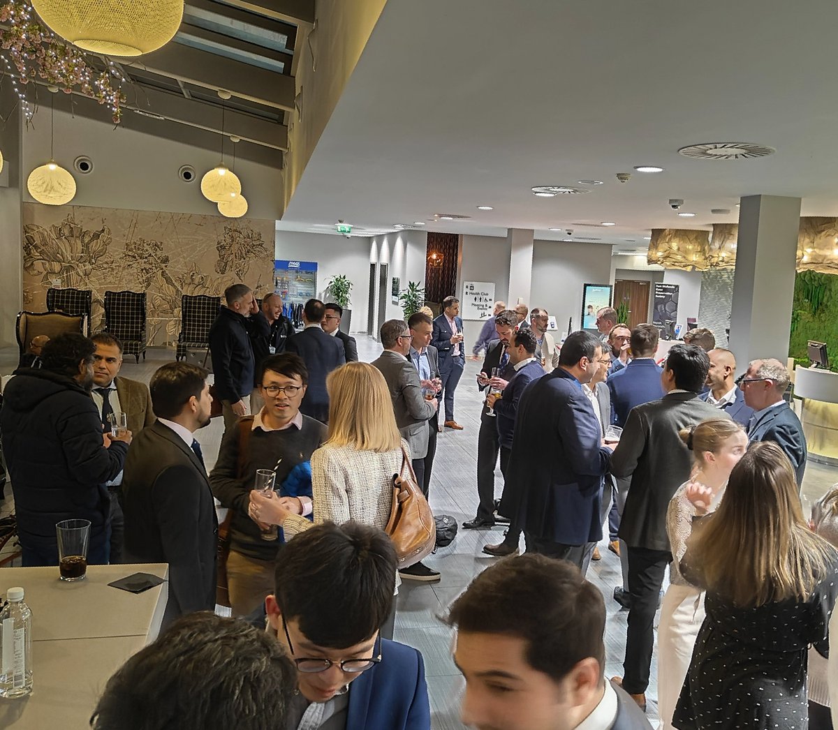 EMKneeSoc's tweet photo. Continuing great conversations into the evening. Thank you to all of our attendees for helping to make the #EMKPS2025 meeting a success! https://t.co/vO5oNiwgId