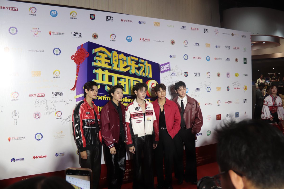 Bow_Whin's tweet photo. งานฉลองครบรอบ 50 ปีความสัมพันธ์หอการค้าไทยจีน 
(50 GOLDEN YEARS OF CHINA-THAILAND)🇹🇭🤟🇨🇳

#คอนเสิร์ตตรุษจีนกับเพอเซส 
#50GOLDENYEARSOFCHINATHAILANDFRIENDSHIP
#PERSES #PERSES_TH #TPOP https://t.co/9lj3YQtpQA