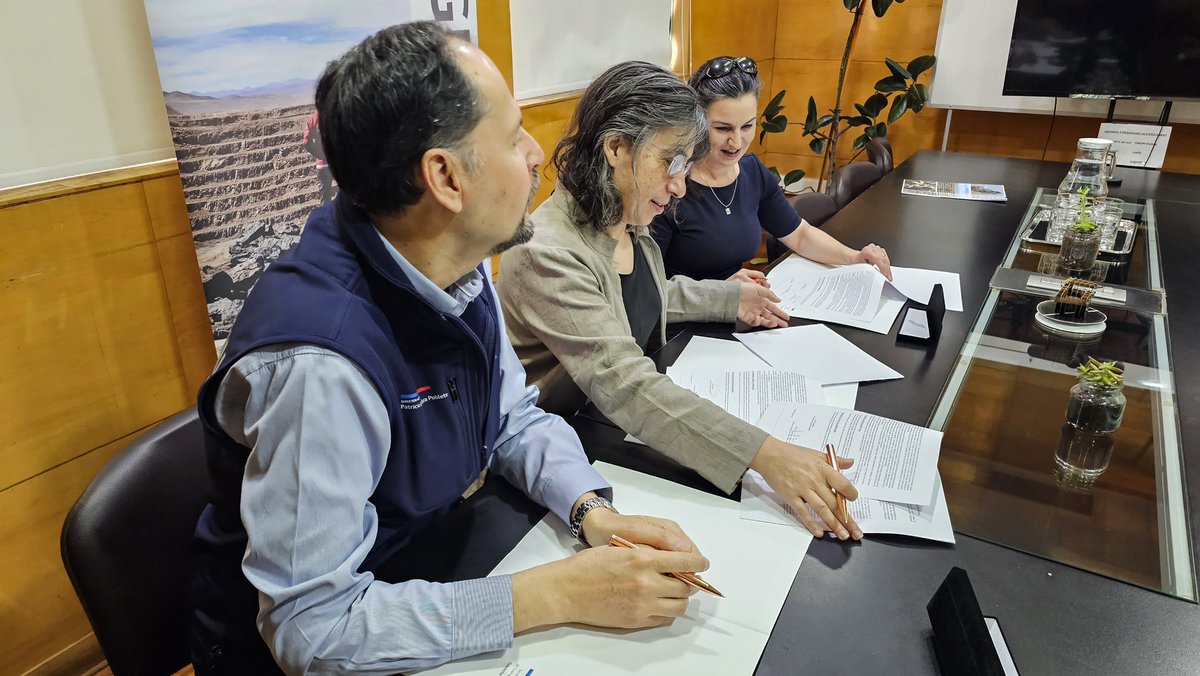 Hoy, se firmó un memorando de entendimiento (MoU) entre Sernageomin y representantes de #SZ4D de 🇺🇸, iniciativa que contempla una investigación a largo plazo para entender y anticiparse a peligros geológicos, fortaleciendo la prevención y mitigando riesgos en nuestras comunidades
