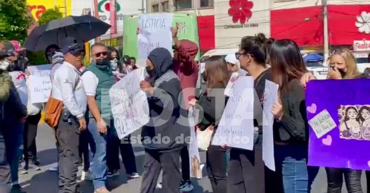POSTAEdomex's tweet photo. ⚠️ Alerta vial ⚠️ 

Familiares y amigos de Andrea y Alejandra se manifiestan en foma de protesta para exigir justicia por feminicidio en el municipio de #Chimalhuacán, realizan un bloqueo en la Adolfo López Mateos al cruce con #Pantitlán, en #Nezahualcóyotl 🚨

📸: @israellorenzana