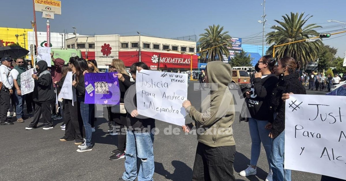 POSTAEdomex's tweet photo. ⚠️ Alerta vial ⚠️ 

Familiares y amigos de Andrea y Alejandra se manifiestan en foma de protesta para exigir justicia por feminicidio en el municipio de #Chimalhuacán, realizan un bloqueo en la Adolfo López Mateos al cruce con #Pantitlán, en #Nezahualcóyotl 🚨

📸: @israellorenzana