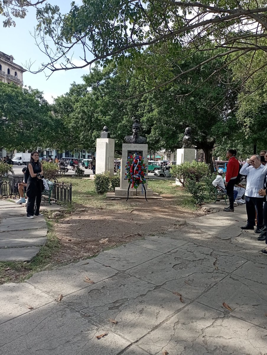 #SomosCaribe En ofrendas florales a Martí, Pétion y Toussaint por el 221 aniversario independencia de #Haití
<a href="/CubaPlataforma/">SolidaridadContinentalConCuba</a> <a href="/siempreconcuba/">Siempre con Cuba</a>