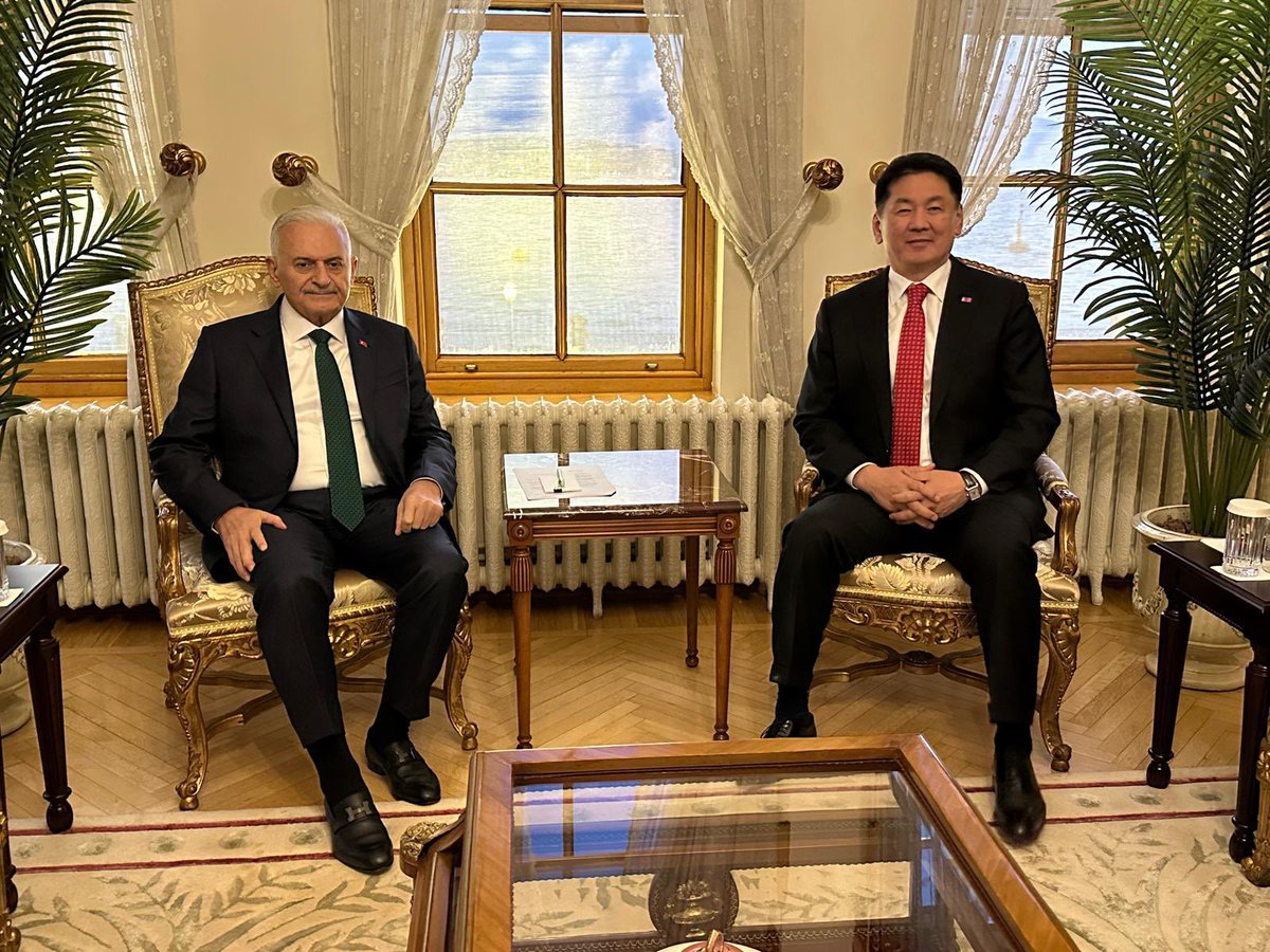 BY's tweet photo. Moğolistan Cumhurbaşkanı Sayın Khurelsukh Ukhnaa ile bir araya gelmekten büyük memnuniyet duyuyorum.

2018 yılında Başbakanlığım döneminde Moğolistan'a yapmış olduğum resmi ziyarette Moğolistan ile Türkiye arasında, tarım, ulaştırma ve iletişim teknolojileri, acil durum yönetimi, göç, yurt dışı Türkler ve akraba topluluklar, kütüphanecilik ve ekonomi alanlarında birçok anlaşmaya imza atmıştık.

Bu vesileyle temelleri atılan iki ülke arasındaki iş birliğininin gelişmesi neticesinde, yaklaşık 21 yıl aradan sonra Moğolistan'dan ülkemize devlet başkanı düzeyinde gerçekleşen bu ziyaret ile Sayın Cumhurbaşkanımız @RTErdogan ve Moğolistan Cumhurbaşkanı Sayın Khurelsukh Ukhnaa liderliğinde eğitim, çevre, gençlik ve spor, enerji, ulaştırma gibi alanlarda imzalanan birçok anlaşma ile ilişkilerimizi daha da ileriye taşıyacağımıza yürekten inanıyorum.