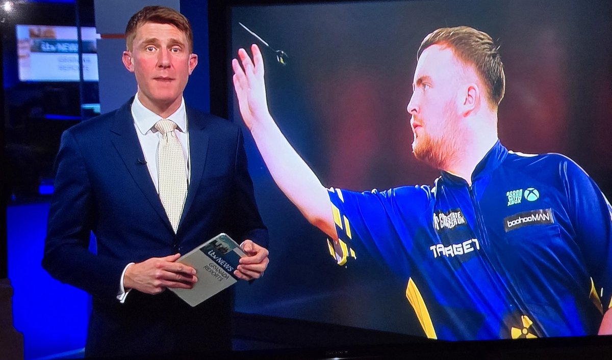 This was quite funny on <a href="/GranadaReports/">ITV Granada Reports</a> tonight! Looked like <a href="/LukeTheNuke180/">Luke Littler</a> was trying to grab hold of <a href="/dchisnallITV/">David Chisnall</a>'s ear! 😂😂 Made me giggle anyway! <a href="/ITVNewsGamal/">Gamal Fahnbulleh</a> <a href="/KatieWalderman/">Katie Walderman</a>