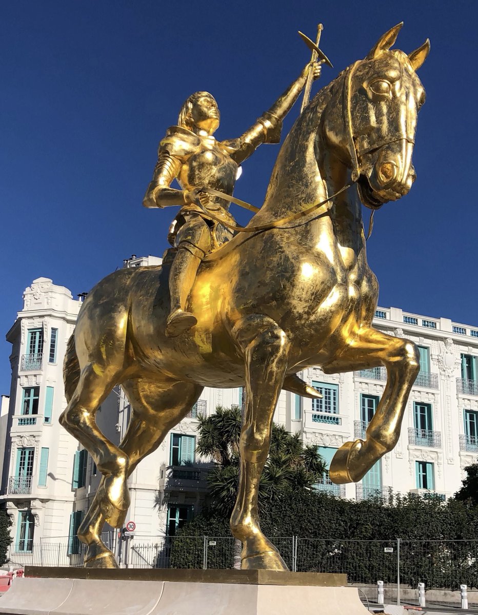 La statue de Jeanne d'Arc va être déboulonnée.

Après un an à  se saigner, à user nos corps pour réussir à construire cette statue de  Jeanne d'Arc, qui voulait rallumer une étincelle d'Espoir, il fallait un  bureaucrate aigri pour, d'un coup de tampon réduire à néant nos