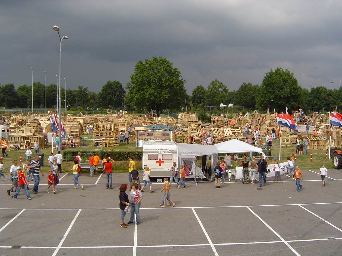 bouwdorp's tweet photo. START VOORVERKOOP BOUWDORPKAARTEN. Voorverkoop van de bouwdorpkaarten start op maandag 5 mei en duurt tot en met 15 mei.
#bouwdorp2025. Foto's uit 2006. https://t.co/SFPSnWKRu5