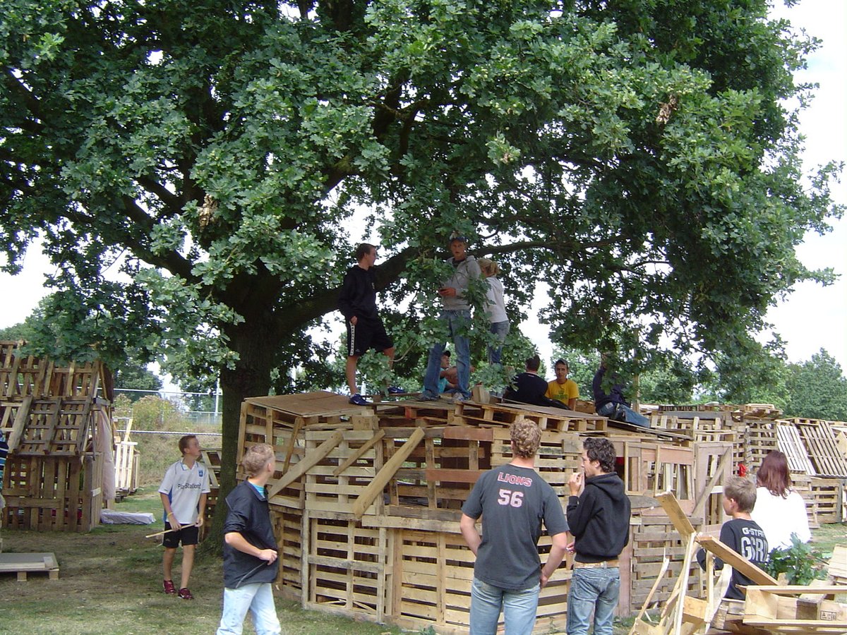 bouwdorp's tweet photo. START VOORVERKOOP BOUWDORPKAARTEN. Voorverkoop van de bouwdorpkaarten start op maandag 5 mei en duurt tot en met 15 mei.
#bouwdorp2025. Foto's uit 2006. https://t.co/SFPSnWKRu5