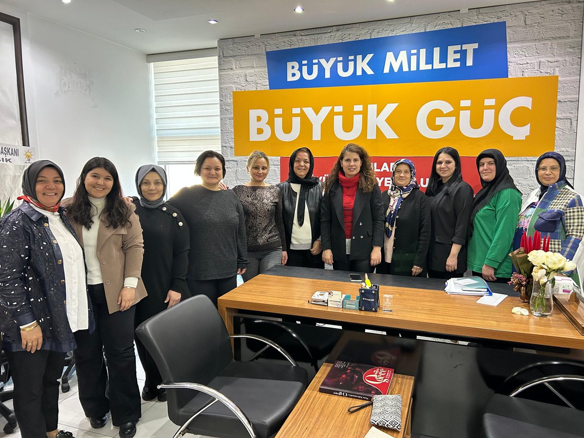 Serinhisar İlçe teşkilatımız Sayın Halil Keyik ve İlçe yönetim kurulu üyelerimiz İl Kadın Kolları Başkanımız Sayın Münevver Tekaslan 'ı ziyaret ederek, hayırlı olsun dileklerinde bulundular.

Sayın Başkanımıza ve yönetim kurulu üyelerine nazik ziyaretleri için teşekkür ederiz.